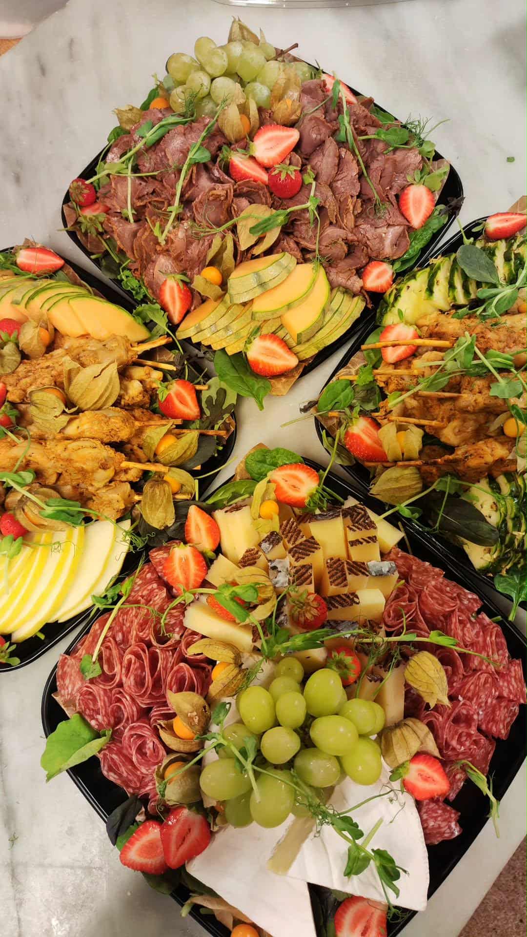 Catering för fest - charkuteriefat med kött och tillbehör