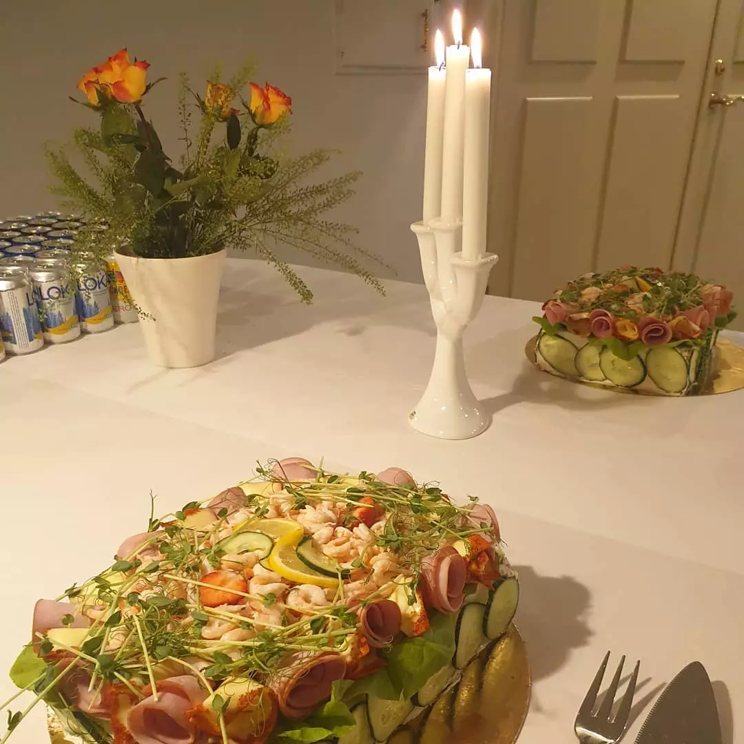 Smörgåstårta och landgång