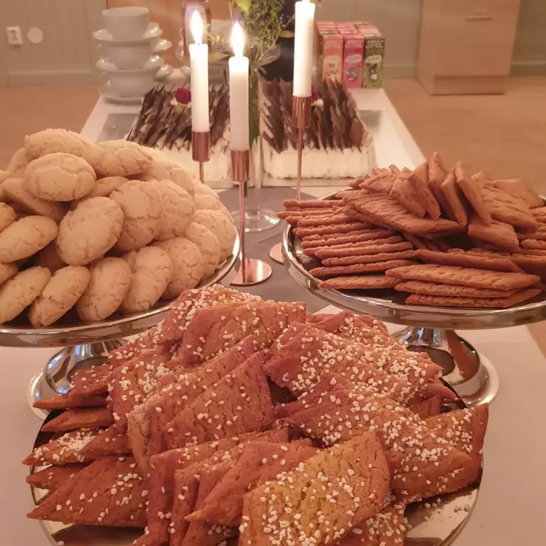 Fika med kakor och blommor