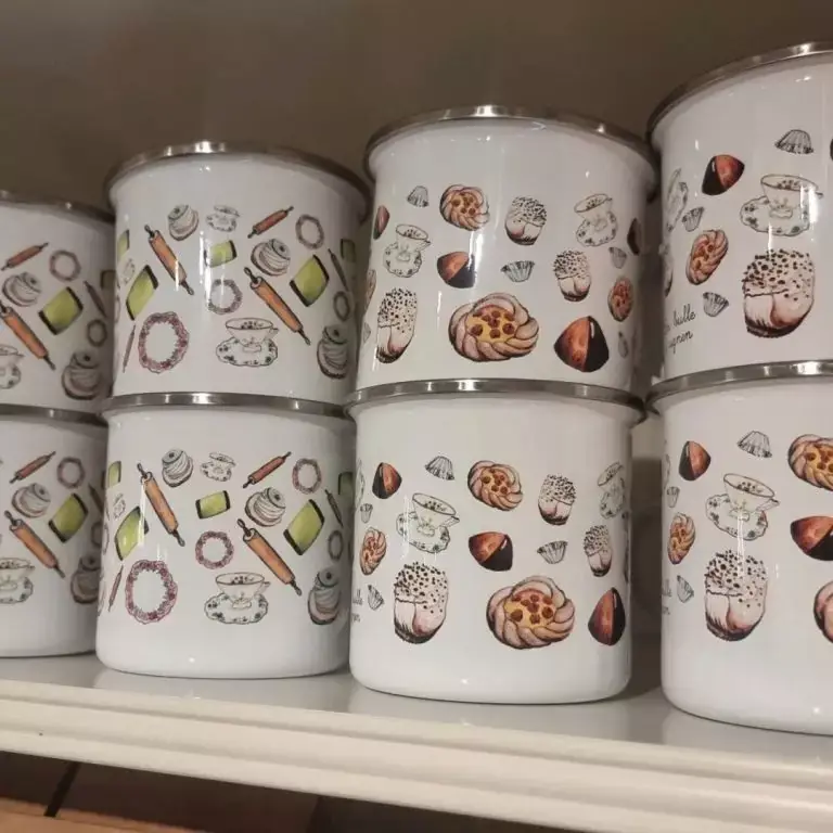 Kaffekoppar med konditorimönster